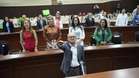 Aprueba Congreso de Sinaloa licencia del diputado Bernardino Antelo y toma protesta a su suplente Lauro Gallardo