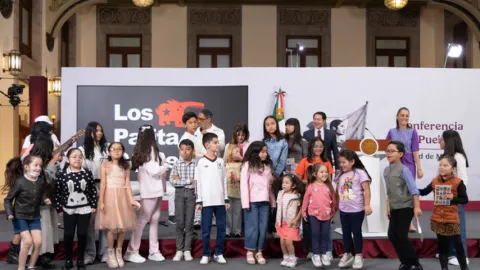 Presidenta anuncia el inicio de la entrega del apoyo para uniformes y útiles “Rita Cetina”