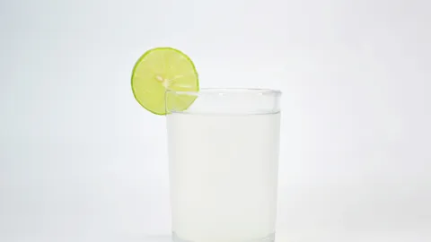 Ola de Calor: Prepara Suero Casero Efectivo para Combatir la Deshidratación y Prevenir la Insolación