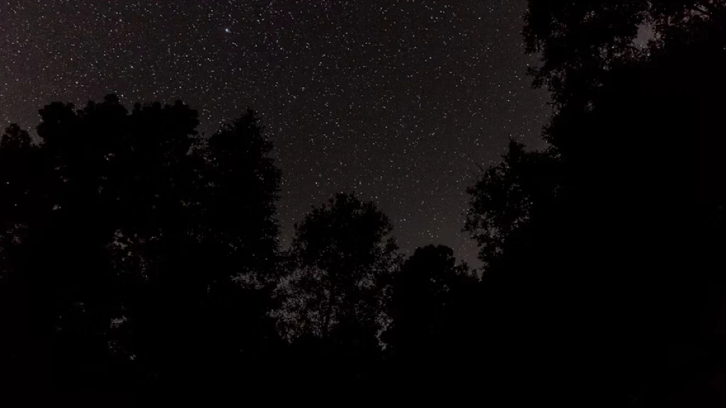 Mayo 2026: Lluvia de Meteoros del Cometa Halley y la Elusiva "Luna Azul" Cierran un Mes Astronómico Inolvidable