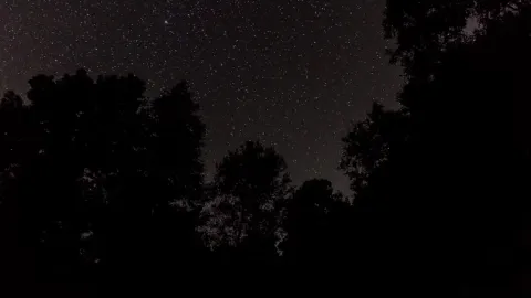 Mayo 2026: Lluvia de Meteoros del Cometa Halley y la Elusiva "Luna Azul" Cierran un Mes Astronómico Inolvidable