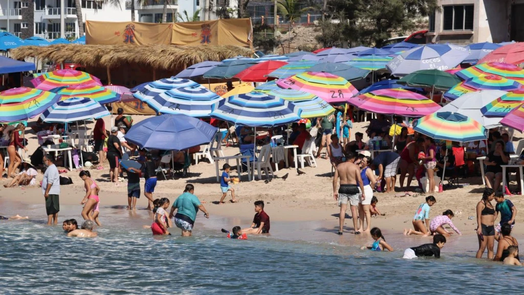 Sinaloa recibe a más de 300,000 visitantes el fin de semana largo