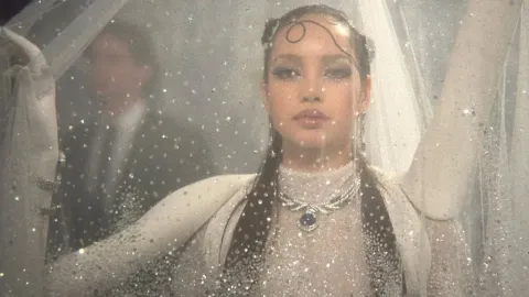 MET Gala 2026: Brillos, Plumas y Elegancia Definen la Alfombra Roja en Nueva York