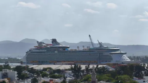 Llega a Mazatlán el “Navigator Of The Seas”, el primer crucero del mes de mayo