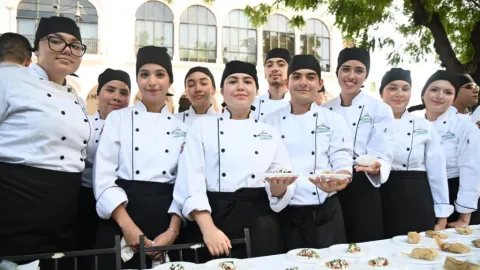 Oaxaca envuelve con su sabor y tradición el 153 aniversario de la UAS; estudiantes de Gastronomía recrean su herencia culinaria en el inicio del FIUC 2026