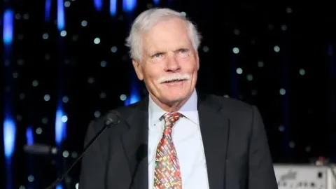 Adiós a una Leyenda: Fallece Ted Turner, el Visionario Fundador de CNN que Revolucionó la Televisión Mundial, a los 87 Años