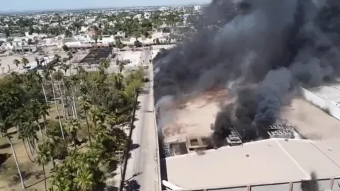 Incendio devastador en Plaza Fiesta Las Palmas de Los Mochis: Reportan múltiples intoxicados y víctimas fatales