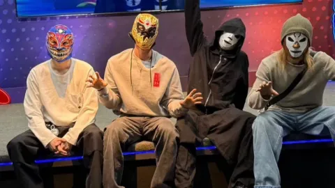 ¡Furor K-Pop en la Arena México! Jimin, Jin, Suga y Jungkook de BTS Viven la Pasión de la Lucha Libre con Místico