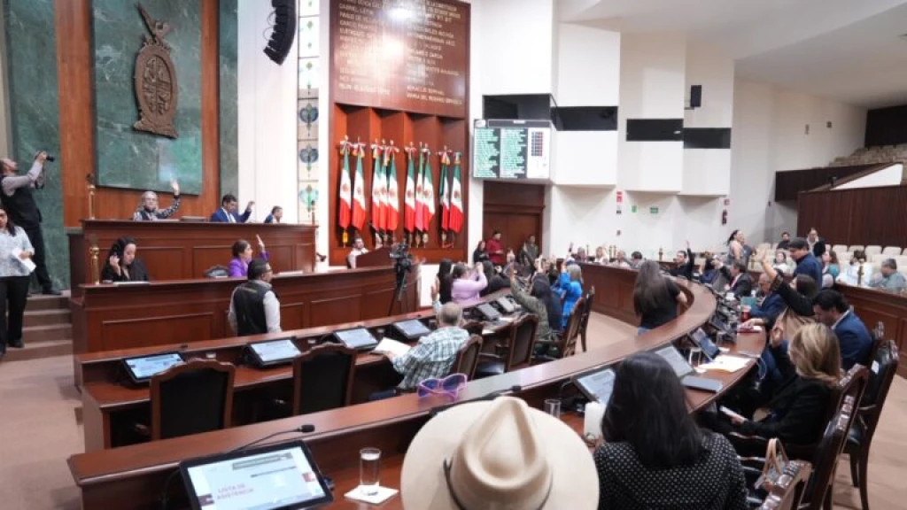 Dan lectura a tres iniciativas y dos dictámenes en Sesión Ordinaria del Congreso del Estado