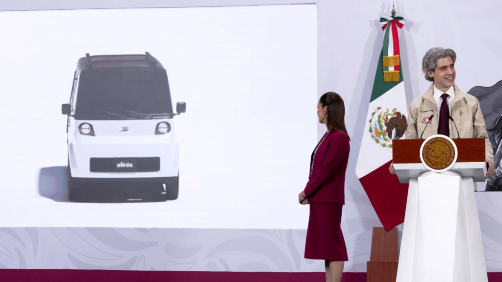 Presidenta Claudia Sheinbaum presentó el prototipo del minivehículo eléctrico mexicano Olinia