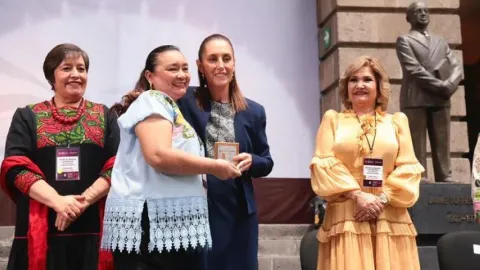 Sheinbaum Anuncia Aumento Salarial del 9% para Maestros en México en el Día del Maestro