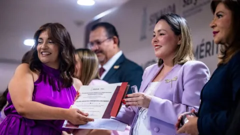 Gobernadora Yeraldine Bonilla Condecora a 579 Docentes con la Medalla "Maestro Rafael Ramírez" en Sinaloa: Un Reconocimiento a 30 Años de Labor Educativa