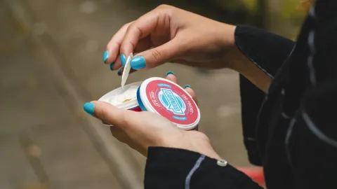 Alerta de la OMS: Bolsitas de Nicotina Enganchan a Jóvenes con Tácticas Engañosas y Dañinas