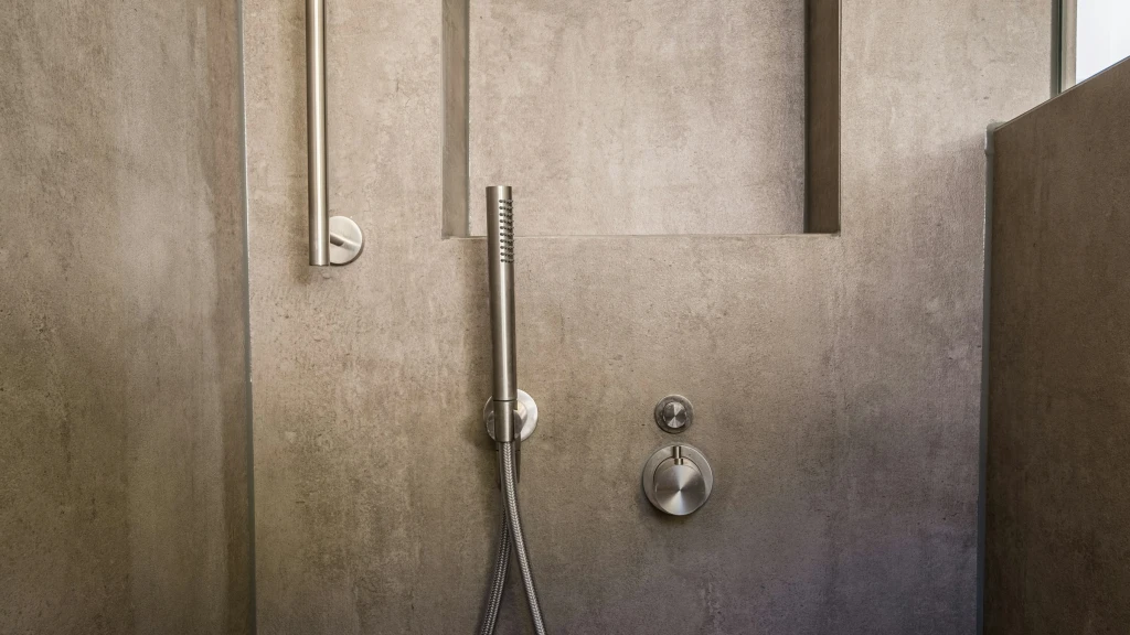 Adiós a Cortinas y Mamparas: La Ducha Abierta Revoluciona el Baño en 2026