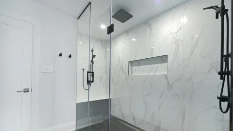 Adiós a Cortinas y Mamparas: La Ducha Abierta Revoluciona el Baño en 2026