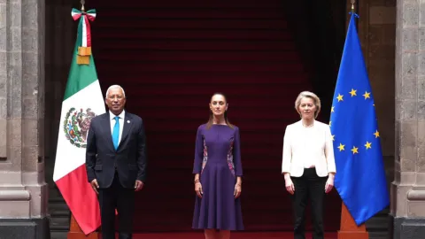 Recibe Presidenta al Presidente del Consejo Europeo, António Costa y a la Presidenta de la Comisión Europea, Ursula von der Leyen en Palacio