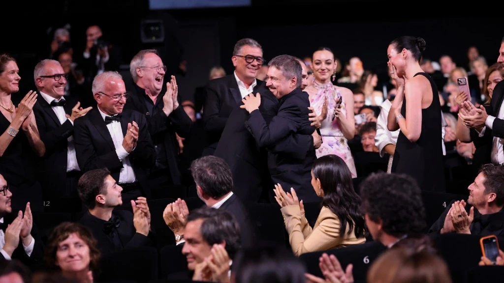 "Fjord" de Cristian Mungiu Gana la Palma de Oro en Cannes 2026; Travolta, Jackson y Streisand Reciben Homenajes