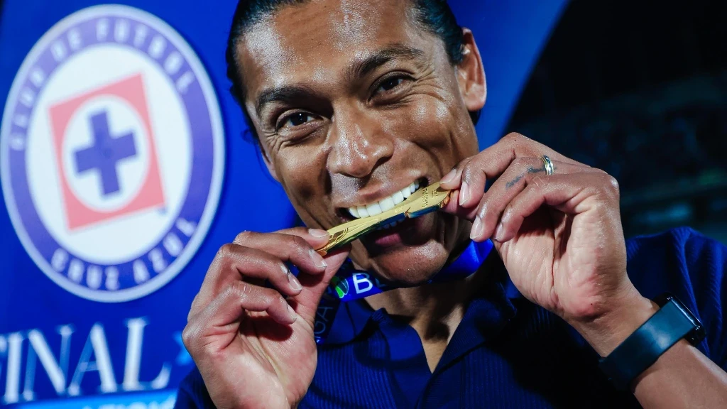 El Sinaloense Joel Huiqui Conquista la Liga MX con Cruz Azul en Tiempo Récord: Campeón en Solo Siete Partidos Dirigidos