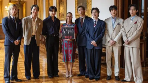 BTS Comparte Vistazo al Palacio Nacional de México: Detalles Inéditos de su Encuentro Presidencial y Gira 'ARIRANG'