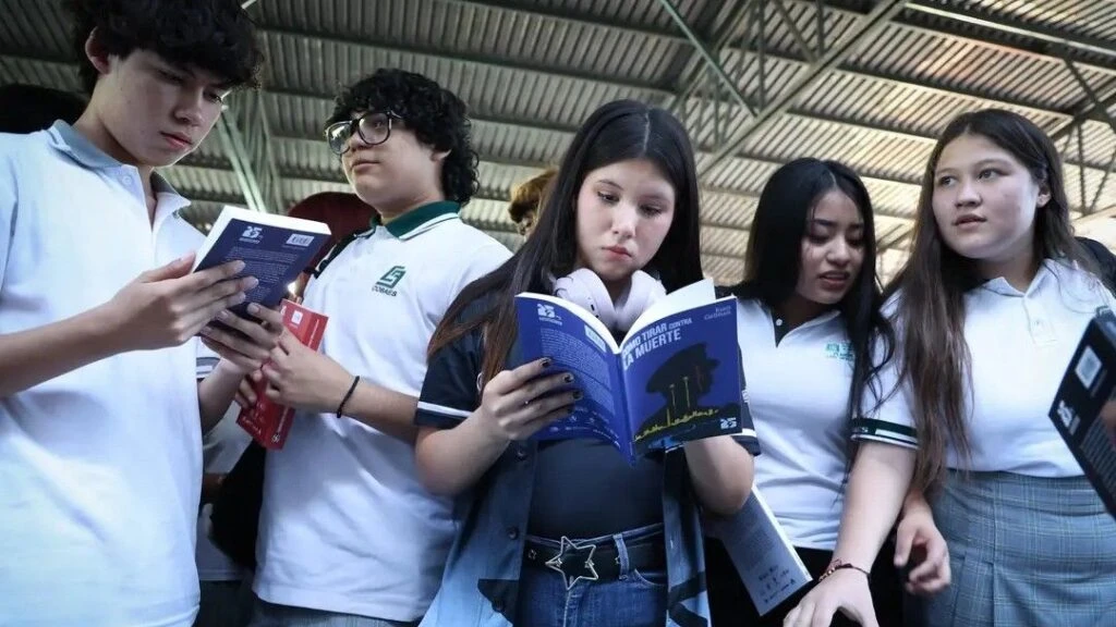 Entregan acervo bibliográfico “25 para el 25” a estudiantes de COBAES en Los Mochis