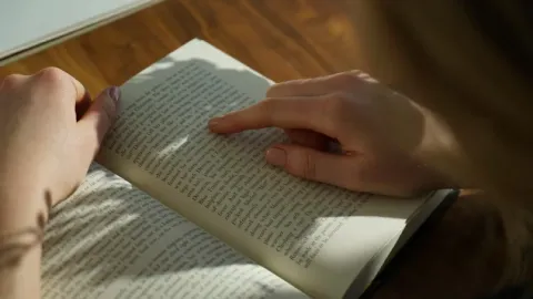 Reconecta con la Lectura: Libros Impresos, Escudo Esencial ante la Distracción Digital y Móvil