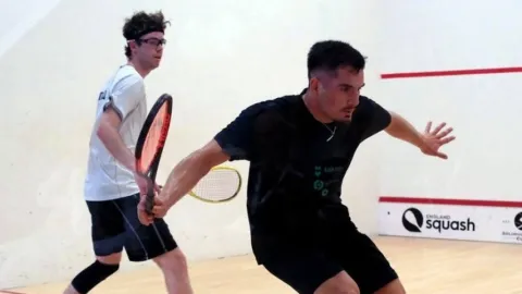 Leonel Cárdenas, con debut triunfal en el Abierto Británico de Squash 2026