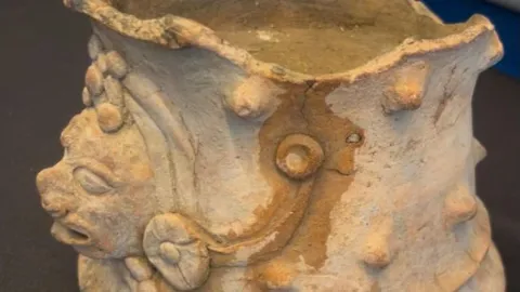 Estados Unidos Devuelve a México Dos Invaluables Piezas Arqueológicas Mayas y Paquimé