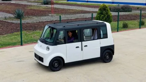 Olinia: México lanza su auto eléctrico asequible de $150 mil pesos con Sheinbaum al volante