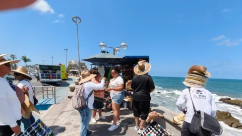 Este miércoles arribó a Mazatlán el “Carnival Panorama” con 4,823 pasajeros y 1,427 tripulantes