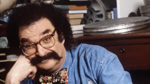 Gene Shalit, legendario crítico de cine, fallece a los 100 años: Un ícono de la televisión que redefinió la crítica cinematográfica