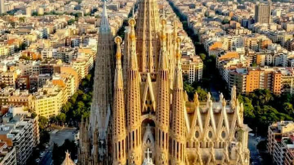 Sagrada Familia: La Fascinante Visión de Gaudí como el 'Arquitecto de Dios' y la Gloriosa Culminación de la Torre de Jesucristo