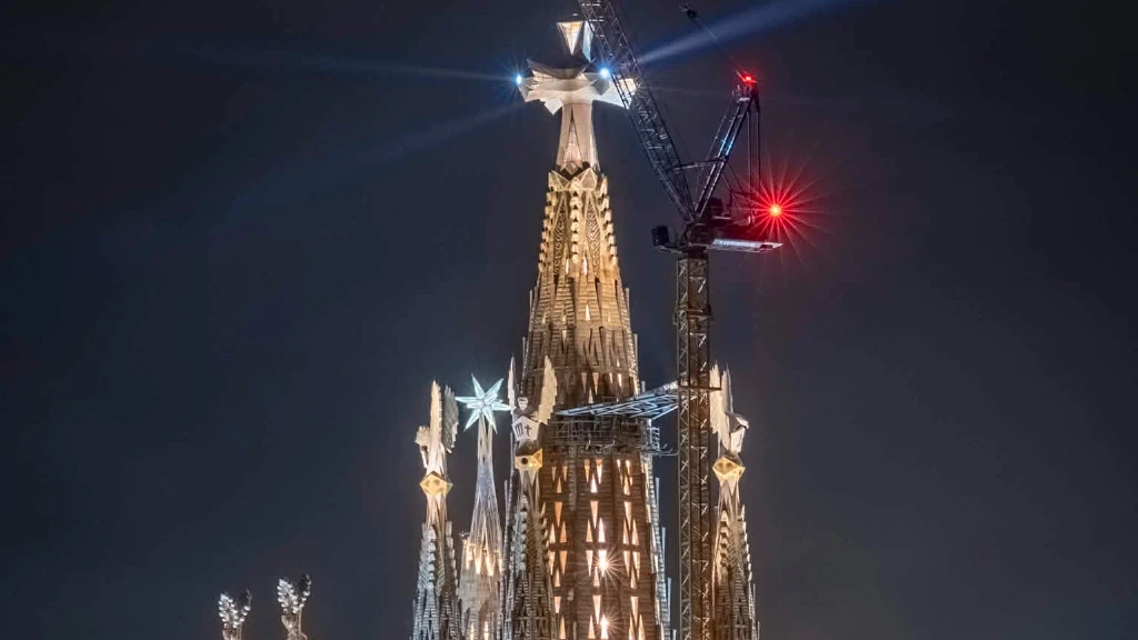Sagrada Familia: La Fascinante Visión de Gaudí como el 'Arquitecto de Dios' y la Gloriosa Culminación de la Torre de Jesucristo