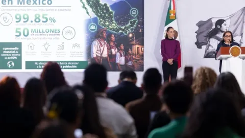 Sheinbaum Anuncia Electrificación Total de México: 45 Mil Obras y $21 Mil Millones para un País Iluminado