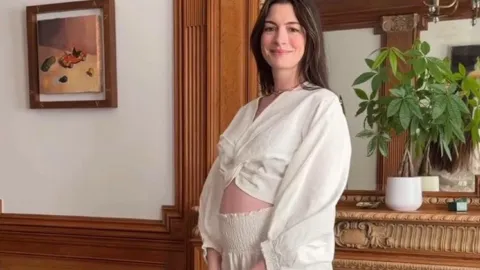 Anne Hathaway Anuncia su Tercer Embarazo en un Momento Cumbre Personal y Profesional
