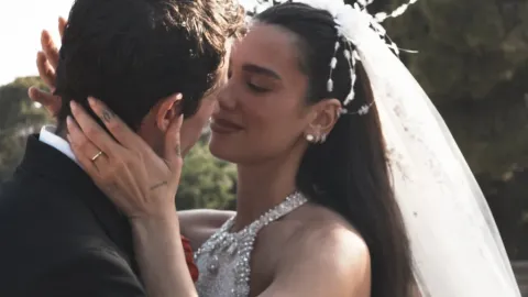 Dua Lipa y Callum Turner: Reveladas las Imágenes de su Boda de Ensueño en Sicilia con un Deslumbrante Chanel