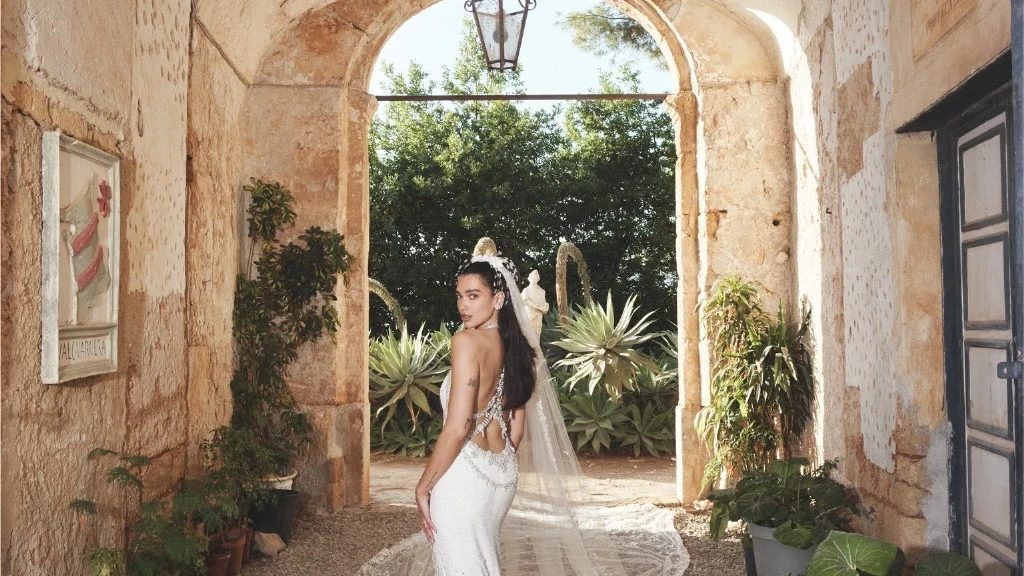 Dua Lipa y Callum Turner: Reveladas las Imágenes de su Boda de Ensueño en Sicilia con un Deslumbrante Chanel