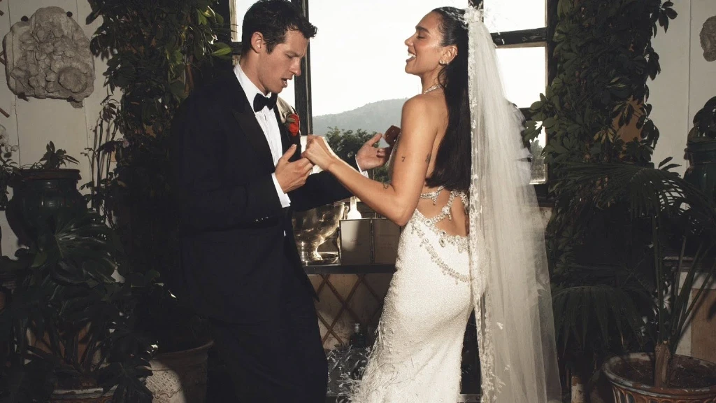 Dua Lipa y Callum Turner: Reveladas las Imágenes de su Boda de Ensueño en Sicilia con un Deslumbrante Chanel