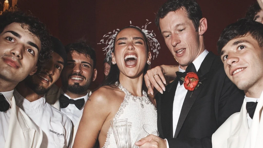 Dua Lipa y Callum Turner: Reveladas las Imágenes de su Boda de Ensueño en Sicilia con un Deslumbrante Chanel
