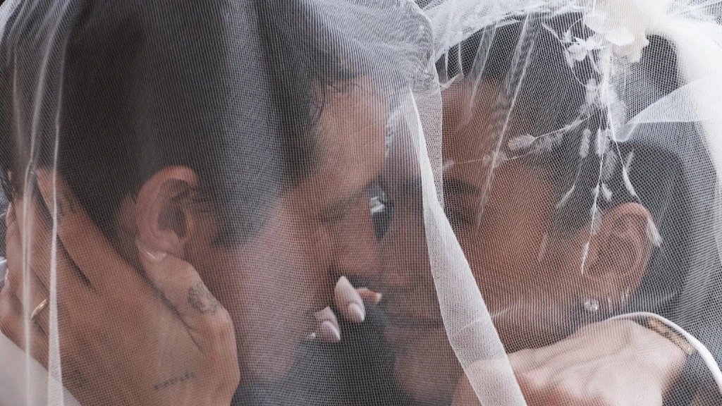 Dua Lipa y Callum Turner: Reveladas las Imágenes de su Boda de Ensueño en Sicilia con un Deslumbrante Chanel