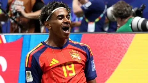 España Golea 4-0 a Arabia Saudí y Lidera el Grupo H del Mundial 2026 con Destacadas Actuaciones de Yamal y Oyarzabal
