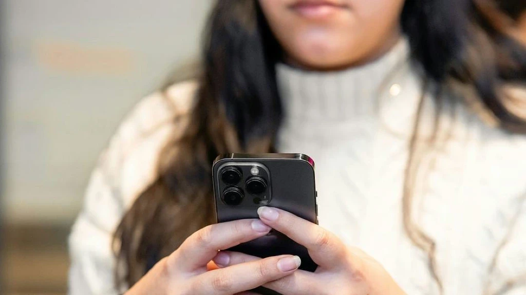 Alerta de ONU Mujeres: La Inteligencia Artificial Agudiza Estereotipos y Violencia Digital Contra las Mujeres