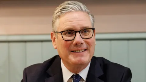 Keir Starmer Dimite: Presión Interna y Ascenso de Andy Burnham Fuerzan la Renuncia del Primer Ministro Británico