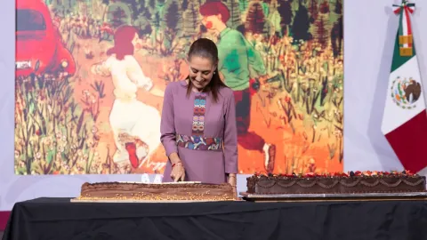 Claudia Sheinbaum celebra sus 64 años: Festejo íntimo en Palacio Nacional con pozole, pastel y en medio del Mundial 2026