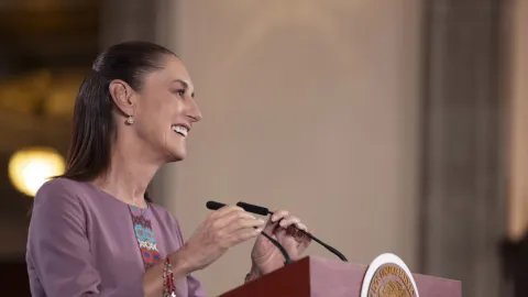 Sheinbaum Descalifica como 'Grotesca' Entrevista de Monsiváis sobre AMLO