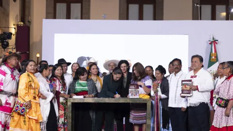 Presidenta Firma Convocatoria para Consulta de Ley de Derechos Indígenas y Afromexicanos