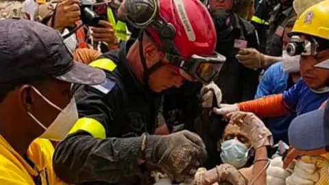 Milagro en Venezuela: Hernán Gil, Rescatado Vivo Tras 8 Días Bajo Escombros en Catia La Mar por Terremoto