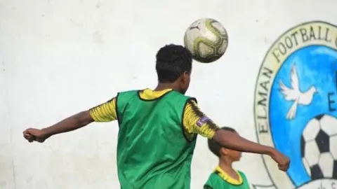Racismo Sistémico Asfixia el Deporte Global: Informe ONU Expone Barreras para Atletas