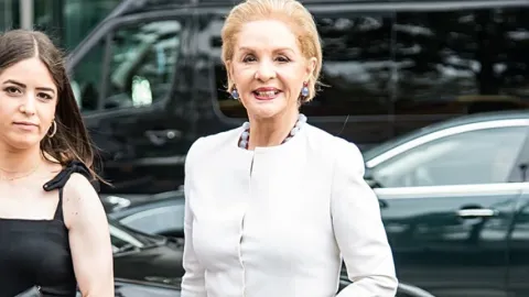 Pantalones Acampanados Negros: La Elegancia Inspirada en Carolina Herrera para el Verano 2026