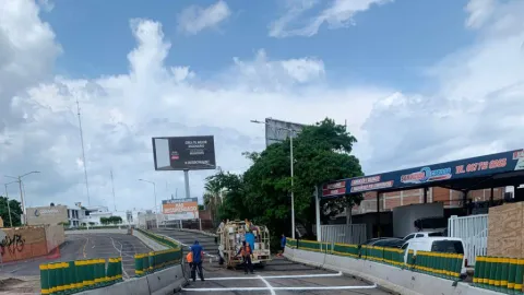 Se habilitaron dos carriles a la circulación de oriente a poniente por la obra del puente del boulevard Pedro Infante.
