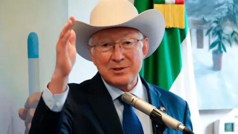 Ken Salazar niega haber tenido información sobre presuntos pagos del narco a Rocha Moya